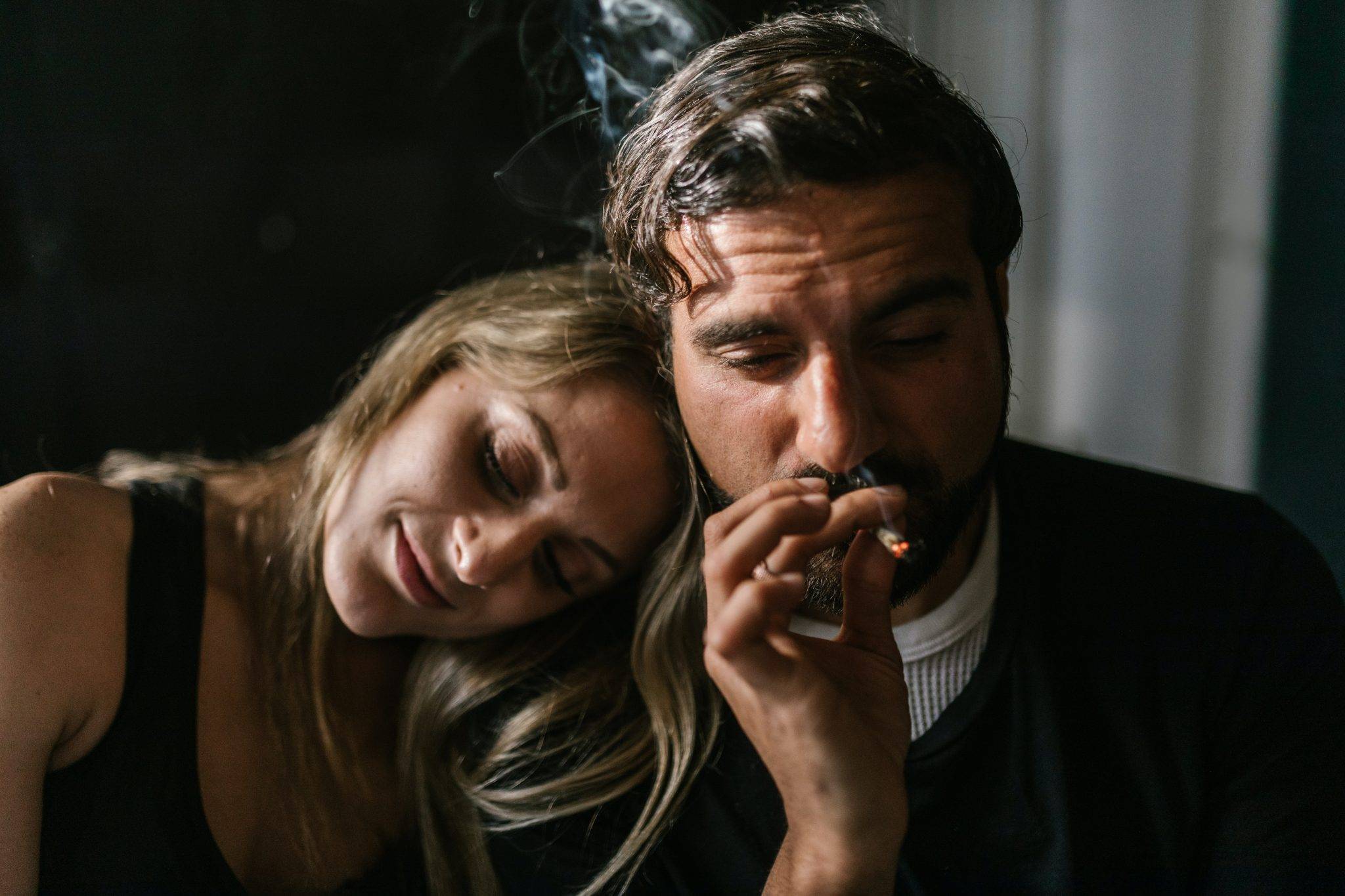 pareja fuma cannabis